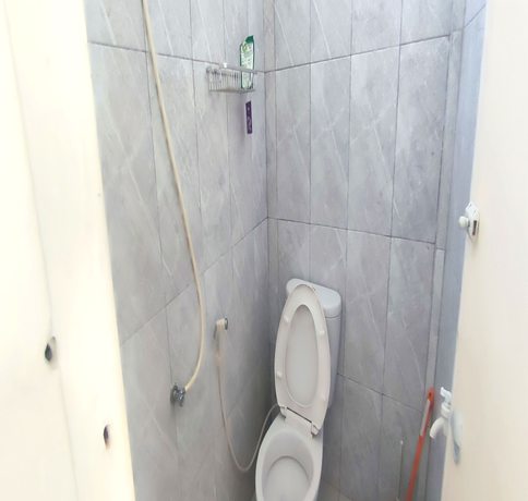 Imagen de la habitación del Hotel OYO 93311 Pesona Orange Homestay. Foto 4