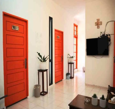 Imagen de los interiores del Hotel OYO 93311 Pesona Orange Homestay. Foto 16