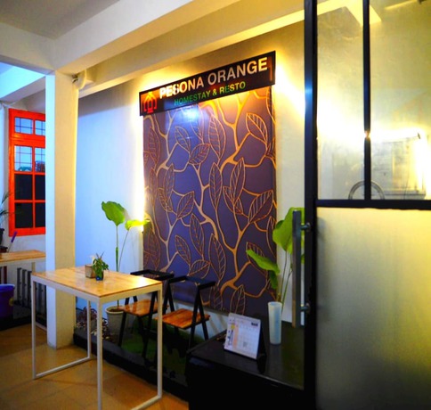 Imagen de los interiores del Hotel OYO 93311 Pesona Orange Homestay. Foto 17