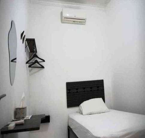 Imagen de la habitación del Hotel OYO 93311 Pesona Orange Homestay. Foto 5