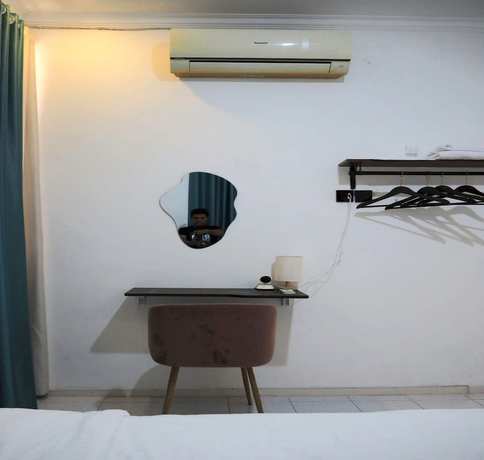 Imagen de la habitación del Hotel OYO 93311 Pesona Orange Homestay. Foto 6