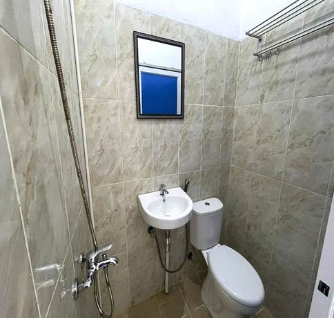 Imagen de la habitación del Hotel OYO 93311 Pesona Orange Homestay. Foto 13