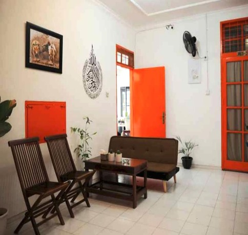 Imagen de los interiores del Hotel OYO 93311 Pesona Orange Homestay. Foto 19