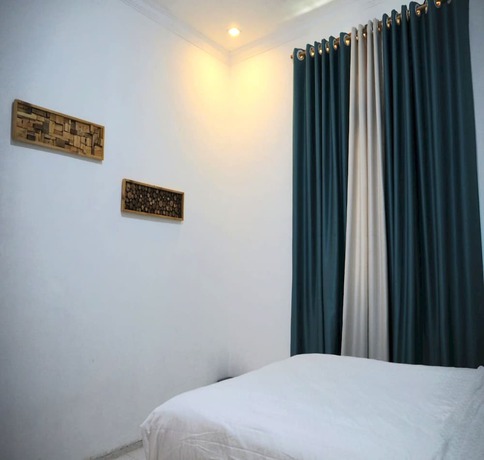 Imagen de la habitación del Hotel OYO 93311 Pesona Orange Homestay. Foto 15
