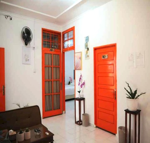 Imagen de los interiores del Hotel OYO 93311 Pesona Orange Homestay. Foto 20