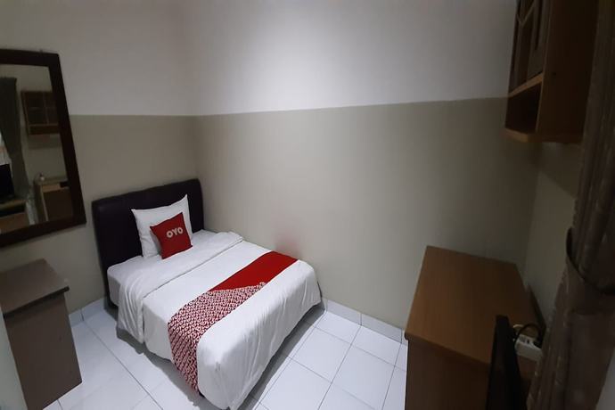 Imagen de la habitación del Hotel OYO 93358 Sukamulya Homestay. Foto 3
