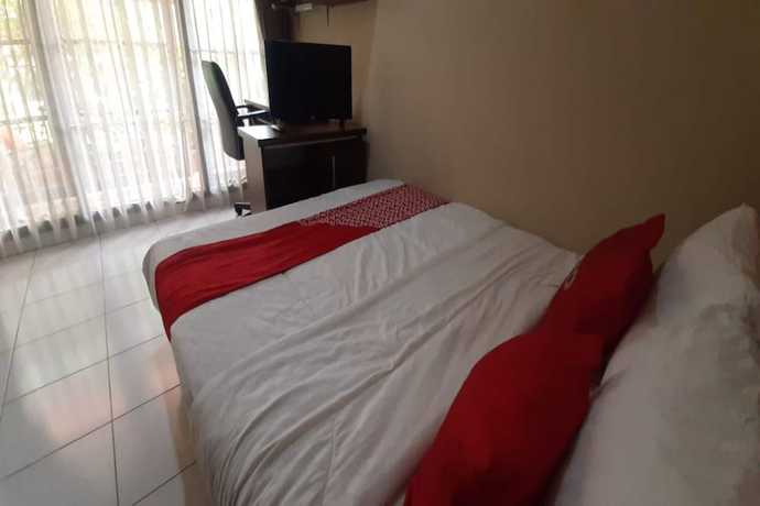 Imagen de la habitación del Hotel OYO 93358 Sukamulya Homestay. Foto 4