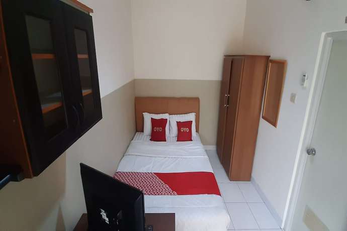 Imagen de la habitación del Hotel OYO 93358 Sukamulya Homestay. Foto 8