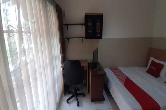 Imagen de la habitación del Hotel OYO 93358 Sukamulya Homestay. Foto 15