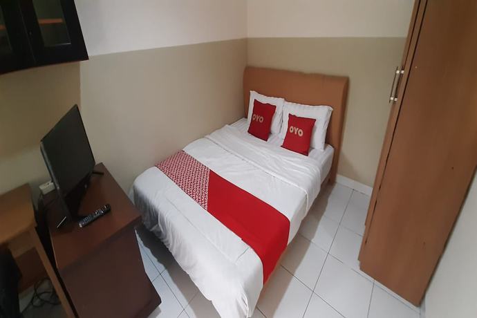 Imagen de la habitación del Hotel OYO 93358 Sukamulya Homestay. Foto 17
