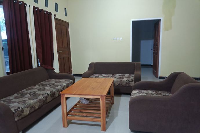 Imagen de los interiores del Hotel OYO 93408 Penginapan Annisya. Foto 20
