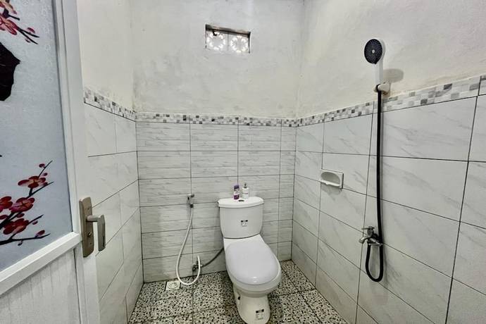 Imagen de la habitación del Hotel OYO 93482 Penginapan Tenang Lovina. Foto 2
