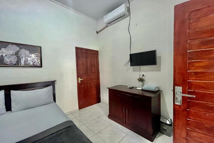 Imagen de la habitación del Hotel OYO 93482 Penginapan Tenang Lovina. Foto 10