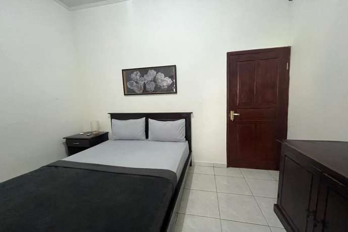 Imagen de la habitación del Hotel OYO 93482 Penginapan Tenang Lovina. Foto 11