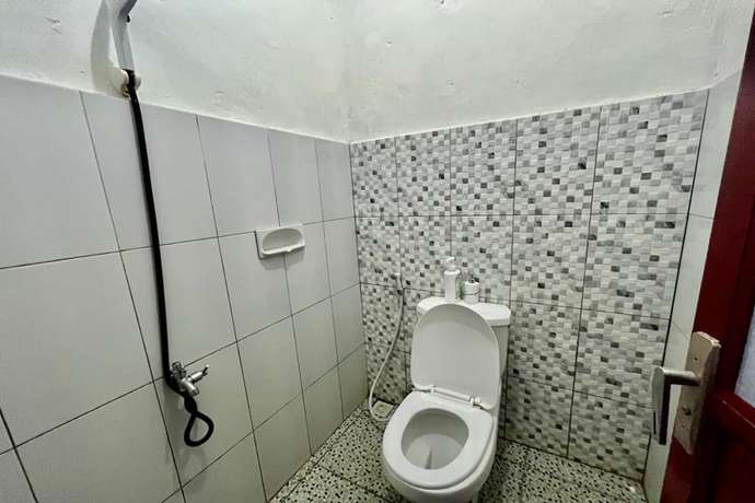 Imagen de la habitación del Hotel OYO 93482 Penginapan Tenang Lovina. Foto 13
