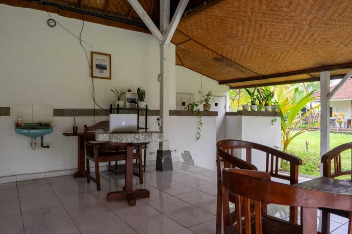 Imagen de los interiores del Hotel OYO 93604 Hepi Bungalow Lovina. Foto 16