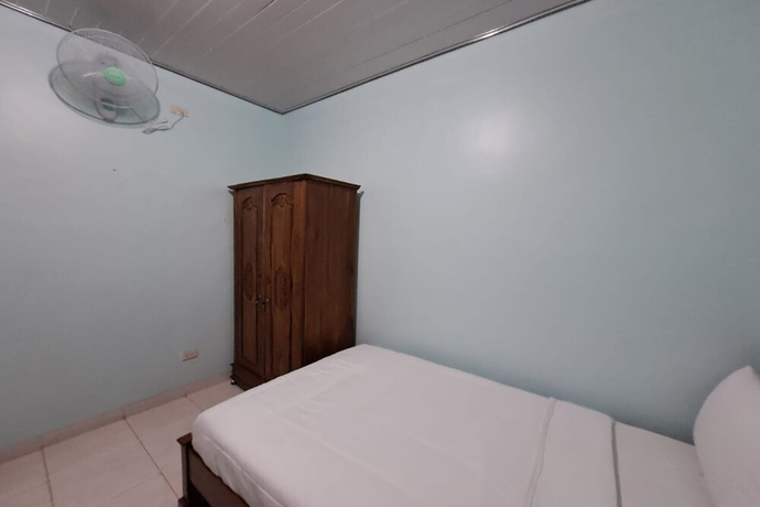 Imagen de la habitación del Hotel OYO 93695 Guest House Riharti Syariah. Foto 3