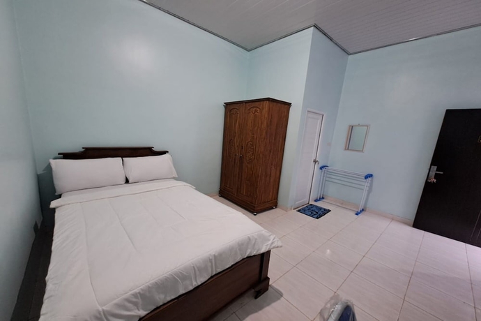 Imagen de la habitación del Hotel OYO 93695 Guest House Riharti Syariah. Foto 4