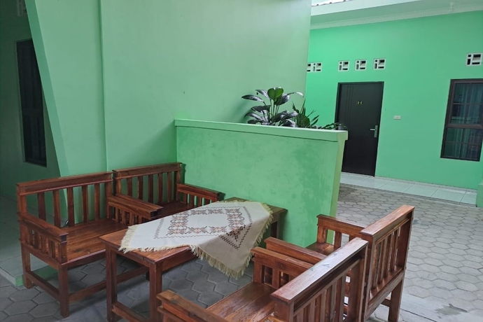 Imagen de los interiores del Hotel OYO 93695 Guest House Riharti Syariah. Foto 17