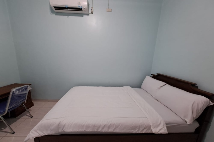 Imagen de la habitación del Hotel OYO 93695 Guest House Riharti Syariah. Foto 7