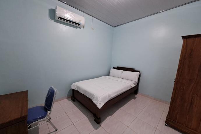 Imagen de la habitación del Hotel OYO 93695 Guest House Riharti Syariah. Foto 8