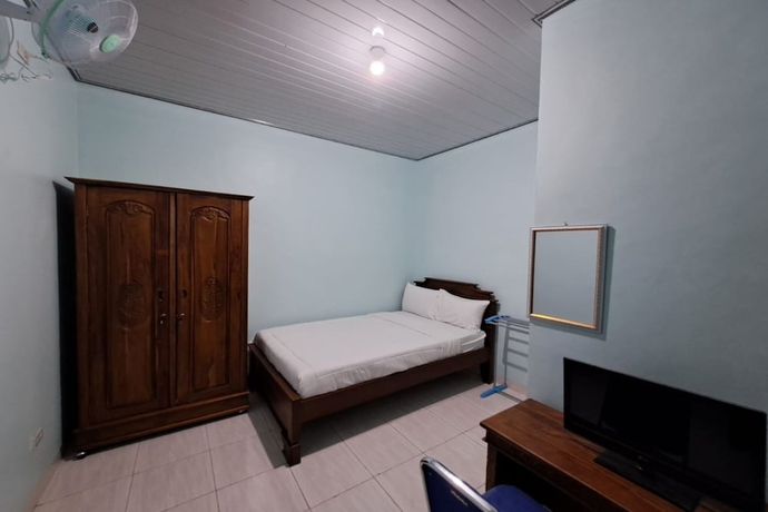 Imagen de la habitación del Hotel OYO 93695 Guest House Riharti Syariah. Foto 12