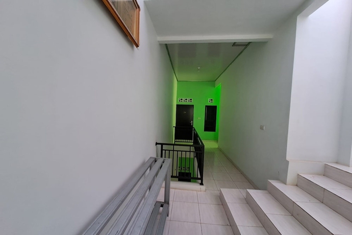 Imagen de los interiores del Hotel OYO 93695 Guest House Riharti Syariah. Foto 18