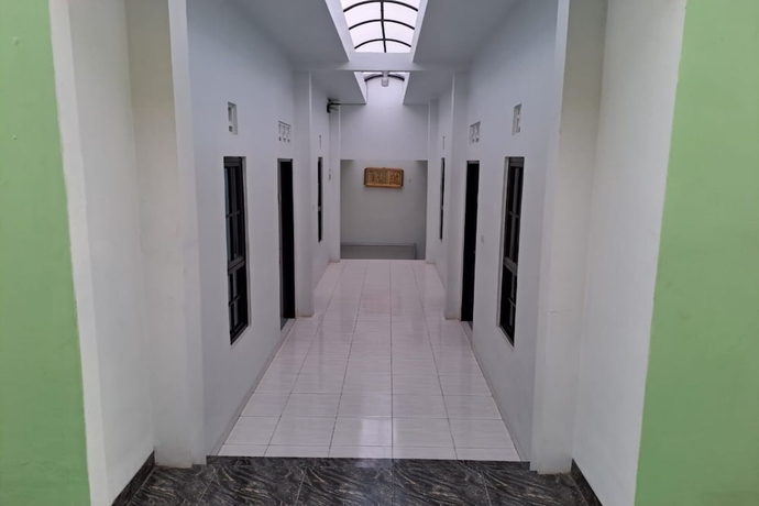 Imagen de los interiores del Hotel OYO 93695 Guest House Riharti Syariah. Foto 19