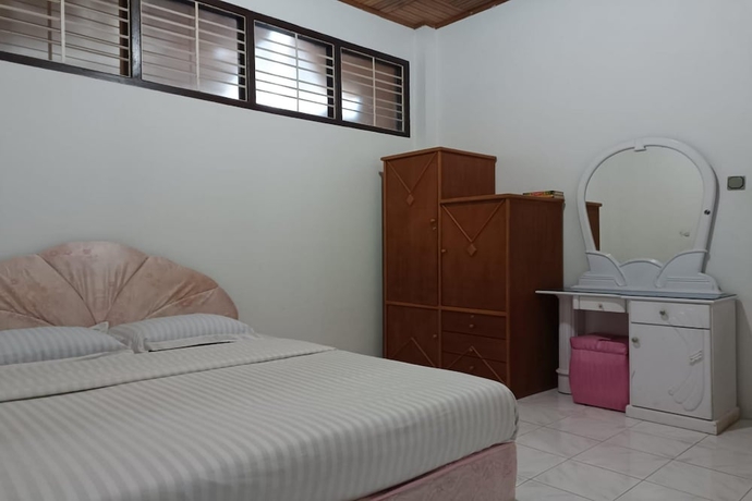 Imagen de la habitación del Hotel OYO 93706 Penginapan Syariah Hj. Kenan, Bungo Koto Tuo. Foto 2