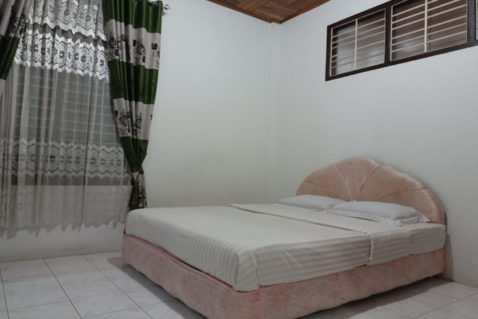 Imagen de la habitación del Hotel OYO 93706 Penginapan Syariah Hj. Kenan, Bungo Koto Tuo. Foto 3