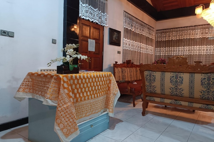 Imagen de los interiores del Hotel OYO 93706 Penginapan Syariah Hj. Kenan, Bungo Koto Tuo. Foto 19