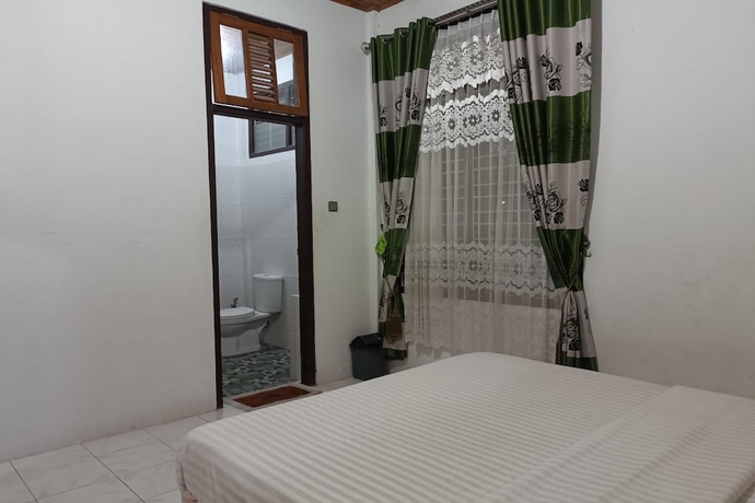 Imagen de la habitación del Hotel OYO 93706 Penginapan Syariah Hj. Kenan, Bungo Koto Tuo. Foto 18