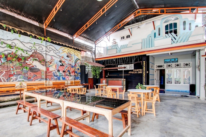 Imagen de los interiores del Hotel OYO 93736 Homestay Joglo Dephis Syariah. Foto 12
