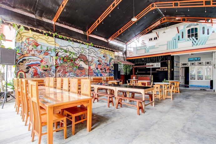 Imagen de los interiores del Hotel OYO 93736 Homestay Joglo Dephis Syariah. Foto 13