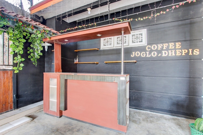 Imagen de los interiores del Hotel OYO 93736 Homestay Joglo Dephis Syariah. Foto 14