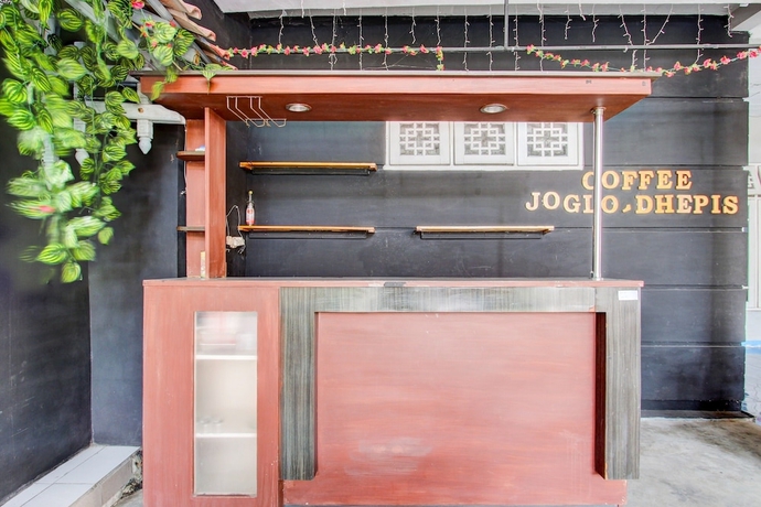 Imagen de los interiores del Hotel OYO 93736 Homestay Joglo Dephis Syariah. Foto 15