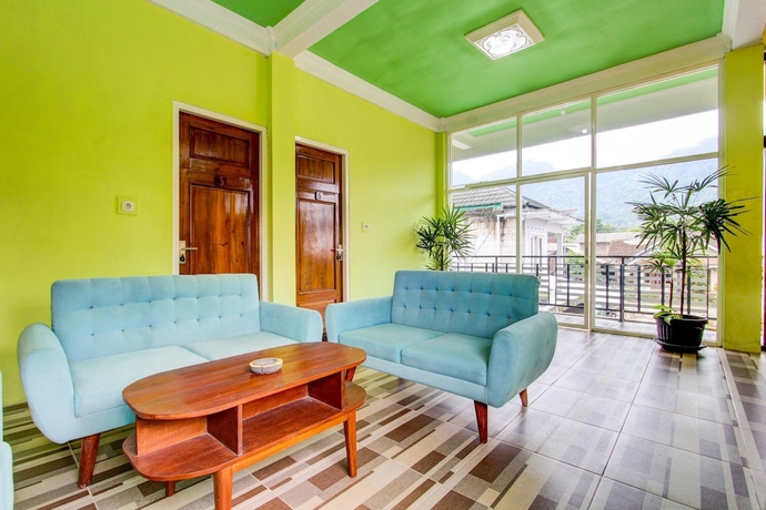 Imagen de los interiores del Hotel OYO 93736 Homestay Joglo Dephis Syariah. Foto 17