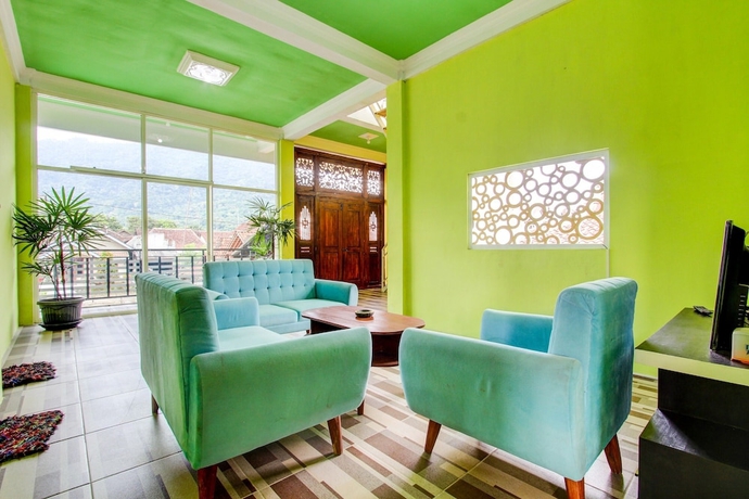 Imagen de los interiores del Hotel OYO 93736 Homestay Joglo Dephis Syariah. Foto 19