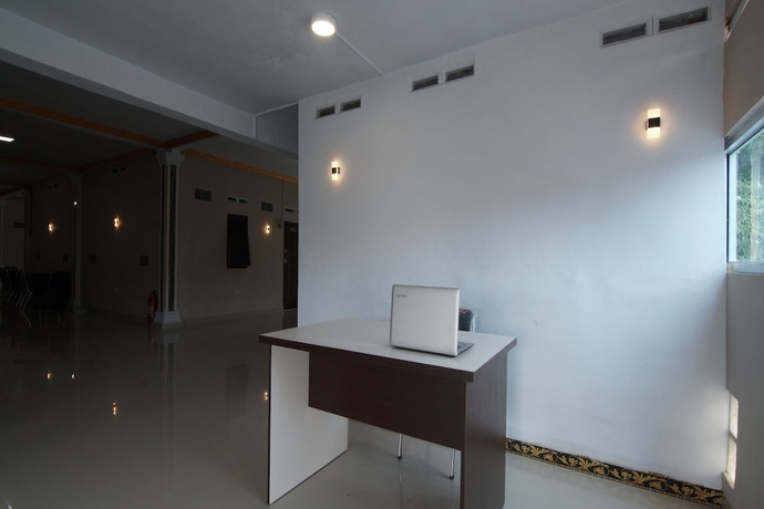 Imagen de los interiores del Hotel OYO 93745 Penginapan Naya Rita. Foto 12