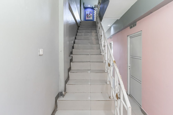 Imagen de los interiores del Hotel OYO 93772 Iconiq Rooms. Foto 17