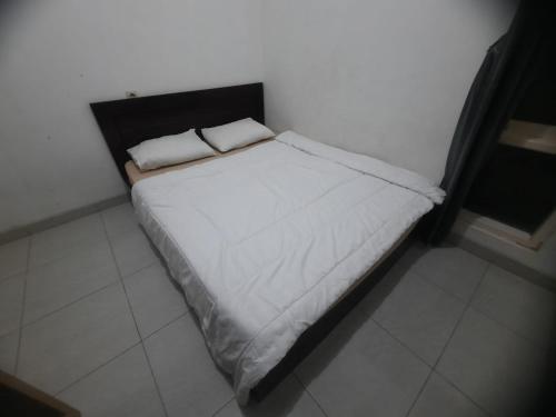 Imagen de la habitación del Hotel OYO 93870 Damai Guest House Cirebon. Foto 19