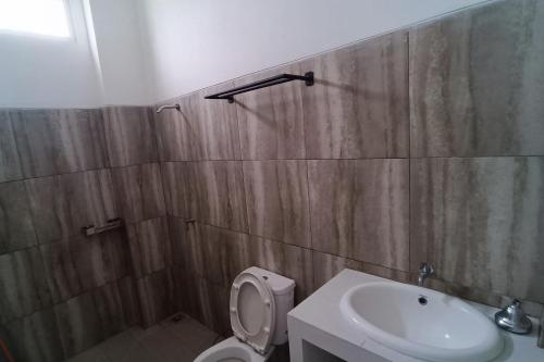 Imagen de la habitación del Hotel OYO 93885 D\'harjo Guesthouse. Foto 20