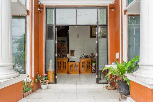 Imagen general del Hotel OYO 94067 The Roy Suite Guest House. Foto 11