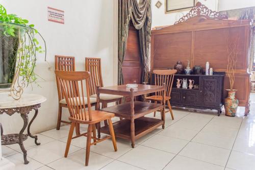 Imagen general del Hotel OYO 94067 The Roy Suite Guest House. Foto 17