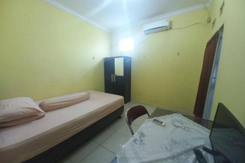 Imagen de la habitación del Hotel OYO 94102 Kuningan Guest House Syariah. Foto 18