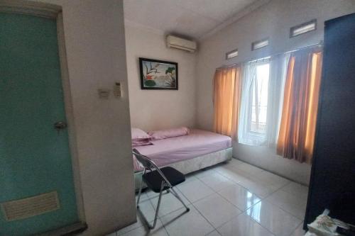 Imagen de la habitación del Hotel OYO 94102 Kuningan Guest House Syariah. Foto 20