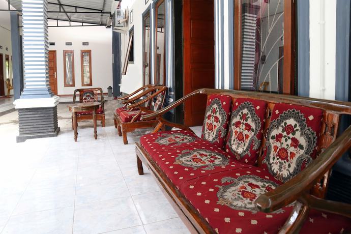 Imagen de los interiores del Hotel OYO 956 Penginapan Eby. Foto 17