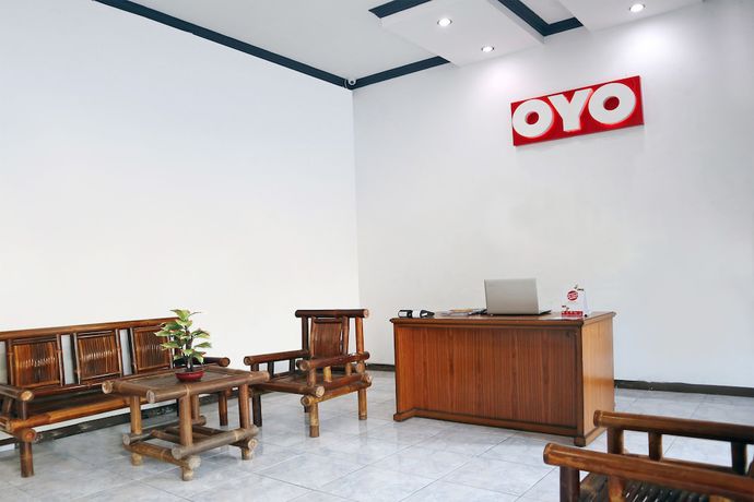 Imagen de los interiores del Hotel OYO 956 Penginapan Eby. Foto 18