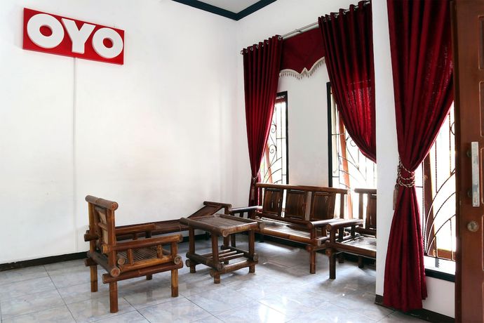 Imagen de los interiores del Hotel OYO 956 Penginapan Eby. Foto 20