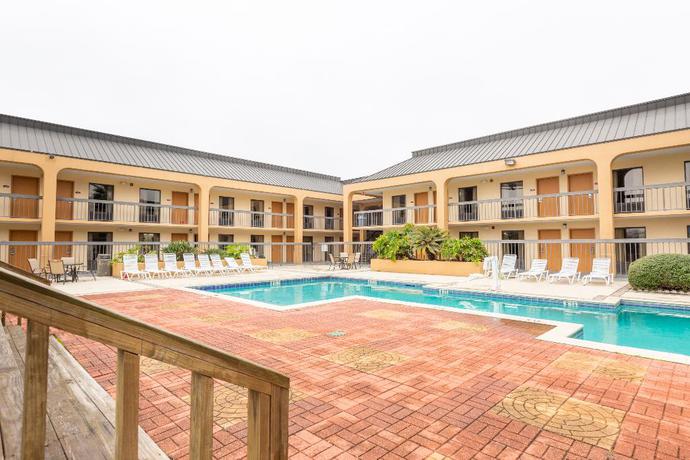 Imagen de la piscina del Hotel OYO Baton Rouge Mid City. Foto 17